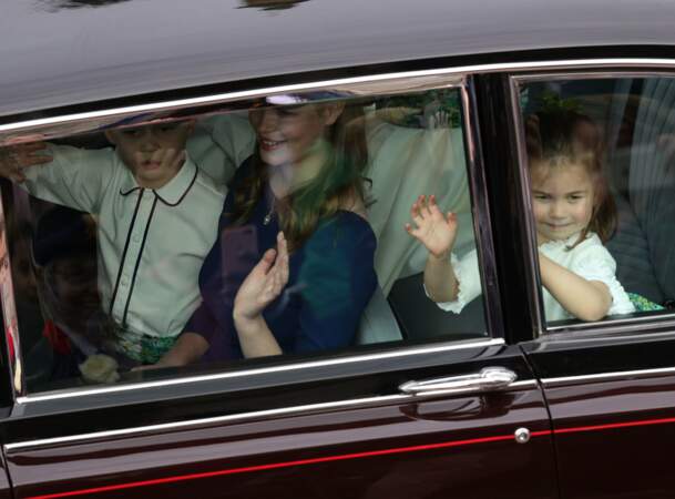 Le prince George et la princesse Charlotte saluent les badauds 