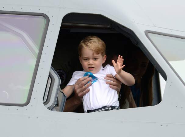 Un futur pilote ce petit prince George assis à la place du copilote