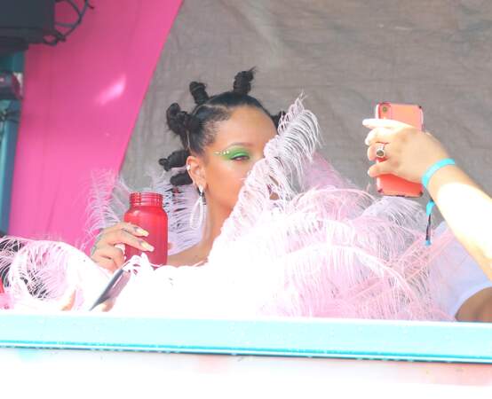 La carnaval de la Barbade pour Rihanna s'est entre plumes et strass