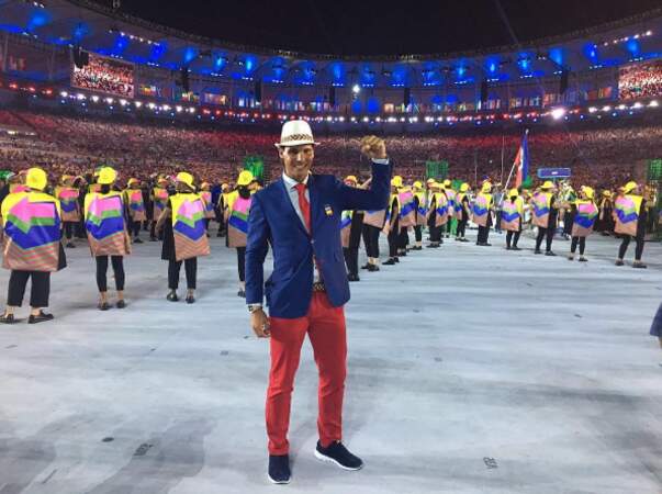 Porte-drapeau de l'Espagne, Rafael Nadal a sorti son plus beau costume pour l'occasion