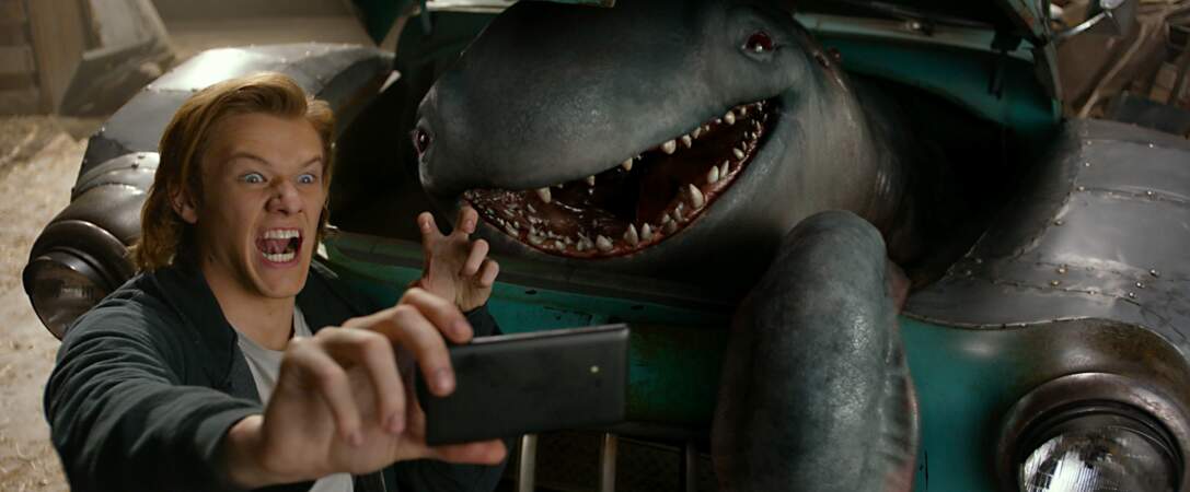 Pause selfie dans Monster Cars entre Tripp, un lycéen et une étrange créature fan de vitesse ! 