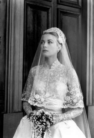 19 avril 1956, Grace, 25 ans, porte une robe offerte par ses employeurs, les studios MGM d'Hollywood