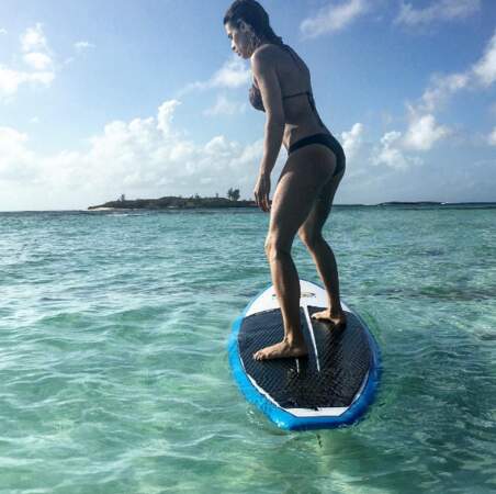 La top-model Elisabetta Canalis sur son paddle... 