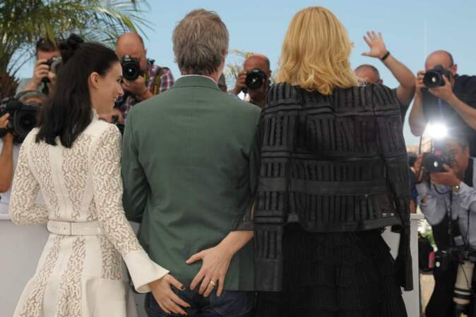 Rooney Mara et Cate Blanchett profite de la photo pour mettre une main aux fesses de Todd Haynes. Coquines !