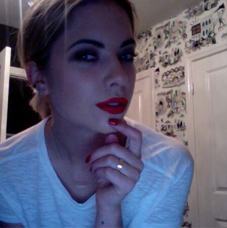 Ashley Benson adore le rouge à lèvres rouge