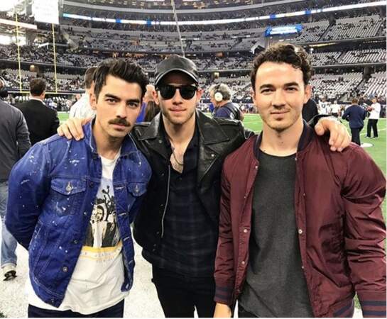 Réunion des Jonas Brothers au stade