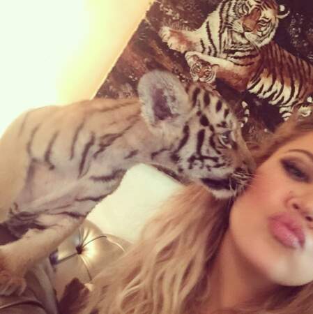 Ces Kardashian ne font rien comme les autres. Khloe nous faisait coucou avec cet adorable bébé tigre.