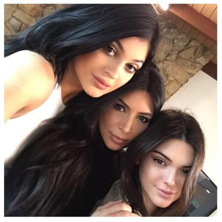 Autre ambiance : les soeurs Kardashian, qui adorent toujours autant les selfies !