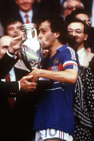 Capitaine Platini, également meilleur buteur de la compétition avec 9 réalisations (un record inégalé)