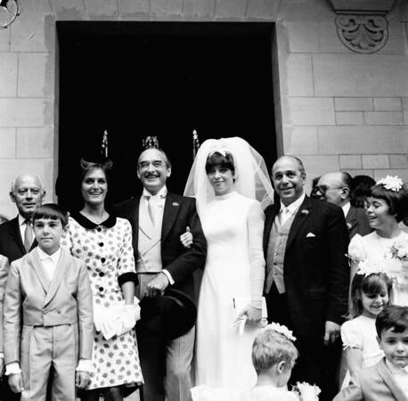 Juillet 1965. Dalida est invitée au (3e) mariage de son producteur Eddie Barclay et de Marie-Christine Steinberg.