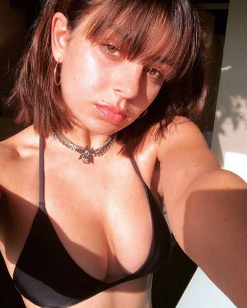 Selfie en bikini pour Charli XCX. 