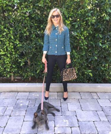 Reese Witherspoon était plus contente de se promener que son chien. 