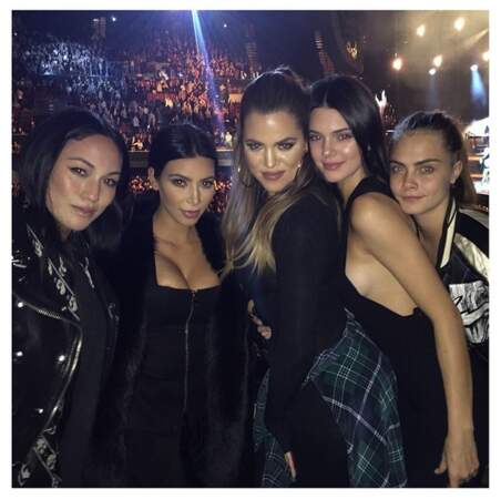 Qu'on se le dise, quand les soeurs Kardashian assistent à un concert, on est TOUS au courant