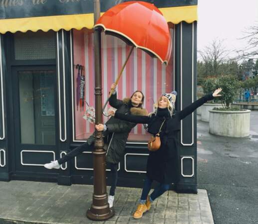Avec la copine et actrice Ana Girardot à Disneyland Paris