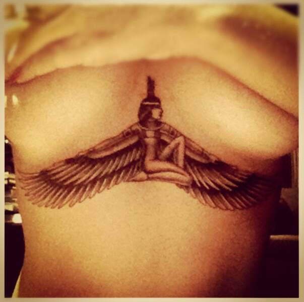 Rihanna dévoile son nouveau tatouage... 