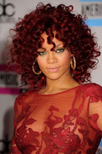 2010 : nouvel album, nouveau look. Rihanna voit désormais la vie en rouge. 