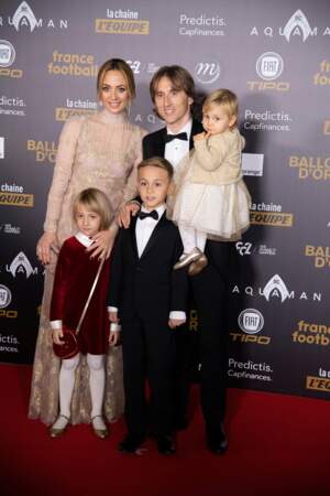 Lauréat du Ballon d'or, le milieu croate Luka Modric a convié toute sa petite famille à assister à son sacre !