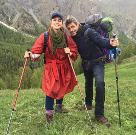 Julie Gayet et Thierry Neuvic étaient à la pointe de la mode pour leur nouveau tournage à la montagne. 
