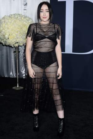 Loin du glamour et des paillettes, la petite soeur de Miley Cyrus, Noah, a débarqué avec un look semi-transparent