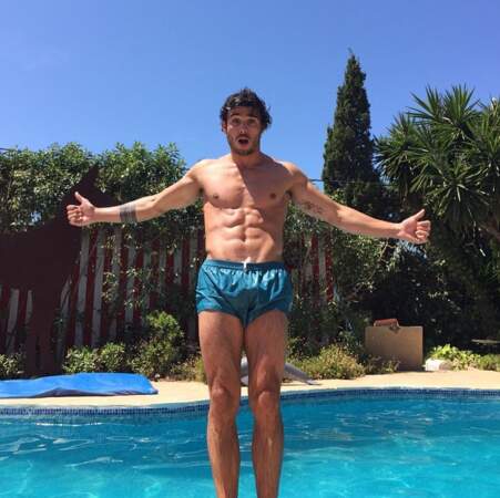 Stéfan vous salue d'une piscine à Ibiza