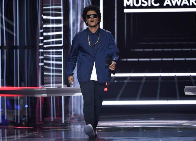 Bruno Mars est venu sur scène pour remettre un prix d'honneur à Janet Jackson