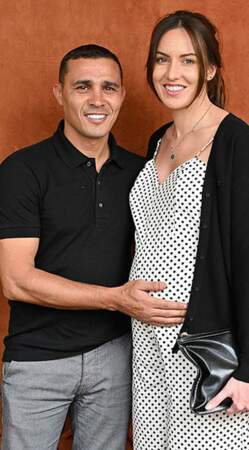 Brahim Asloum souriant au côté de sa femme Justine qui affichait un joli baby bump 