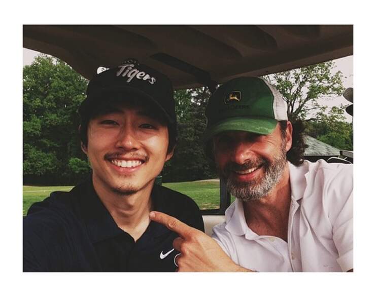 Quand ils ne défoncent pas les zombies, Steven Yeun et Andrew Lincoln jouent au golf