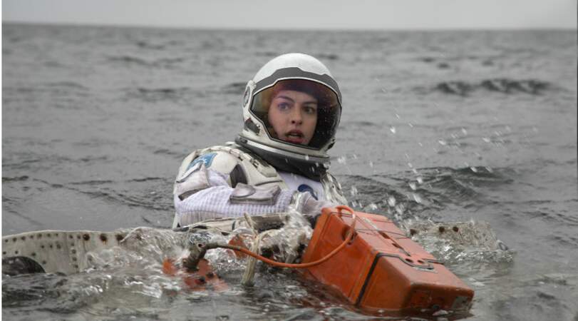 Interstellar : la Terre se meurt, et Anne Hathaway, sur une planète "refuge", prend l'eau !