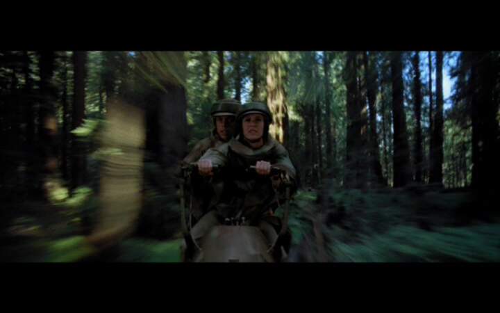 Dans la même saga, la course poursuite du "Retour du Jedi" (1983) n'est pas verte comme la forêt quelle traverse...