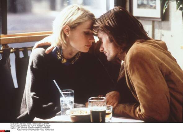 En 1998 elle est proche de Viggo Mortensen,  rencontré sur le tournage du film Un Meurtre Parfaite