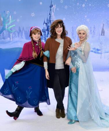Très classe, Daphné Burki découvre les deux nouvelles princesses de La Reine des Neiges : Elsa et Anna