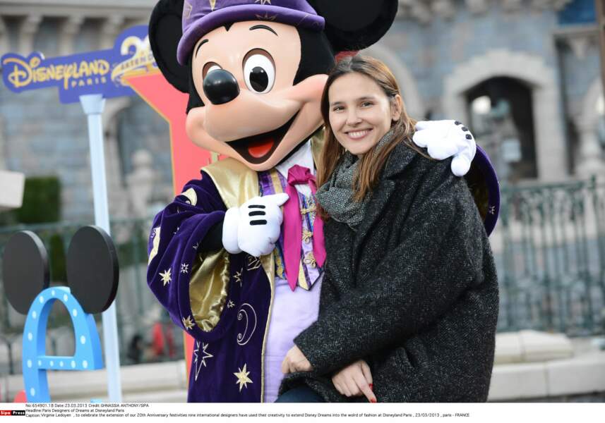 Très souriante, la belle Virginie Ledoyen prend la pose aux côtés de Mickey.