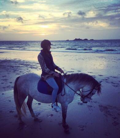 Elle en a profité pour faire du cheval sur la plage