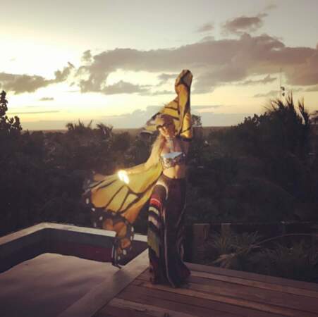 Pendant ce temps-là, Paris Hilton se prenait pour un papillon de lumière à Tulum. 