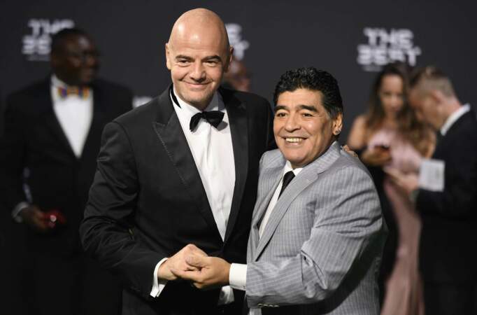 Poignée de main chaleureuse entre la légende Maradona et le président de la FIFA, Gianni Infantino