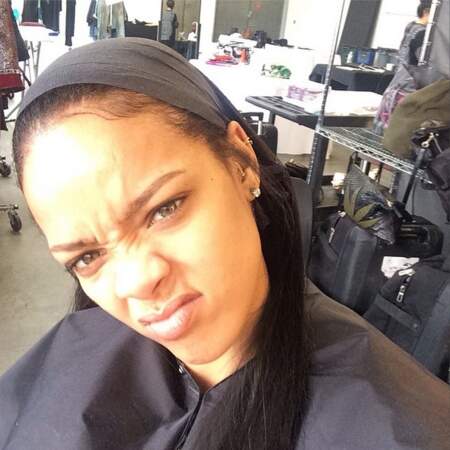 Ah, il semblerait que Rihanna s'ennuie chez le coiffeur ! 