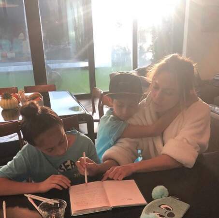 Jennifer Lopez est une maman comme les autres : elle aide ses enfants à faire leurs devoirs. 