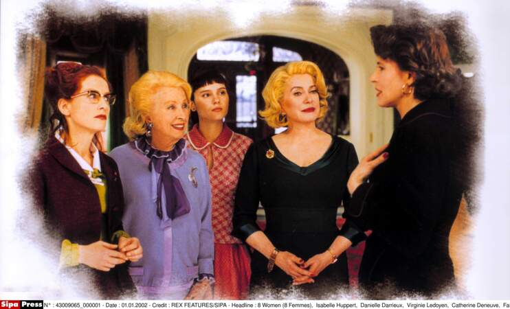 Danielle Darrieux (2ème à gauche) et sa famille en plein mystère dans 8 Femmes (2002)