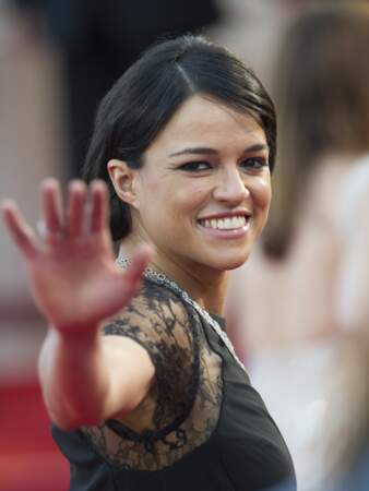 Michelle Rodriguez vous fait un high-five. Mais un high-five glamour from Cannes.