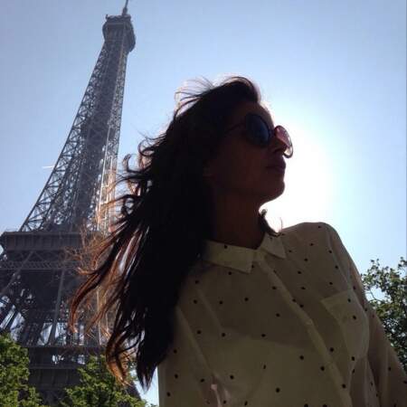 Malika Ménard se détend devant la Tour Eiffel