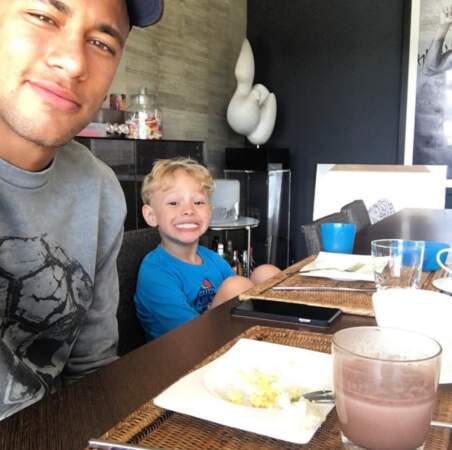Neymar et son petit David Lucca. Et en guest : une statut moche dans le fond. 