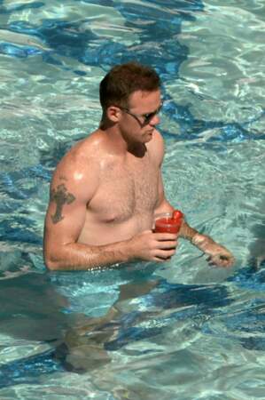 Wayne Rooney, un verre à la main dans une piscine de Las Vegas