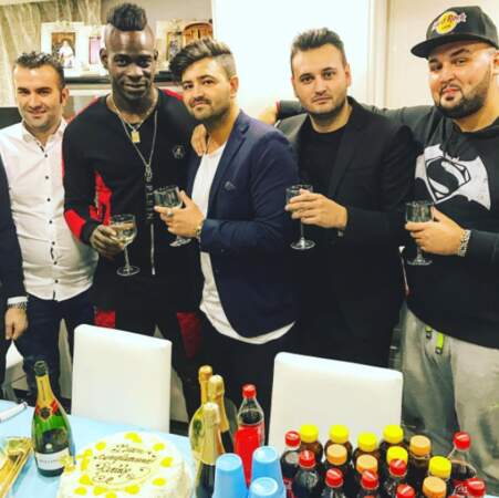 Pas de répit après Noël pour Mario Balotelli puisqu'il fête l'anniversaire de ses copains