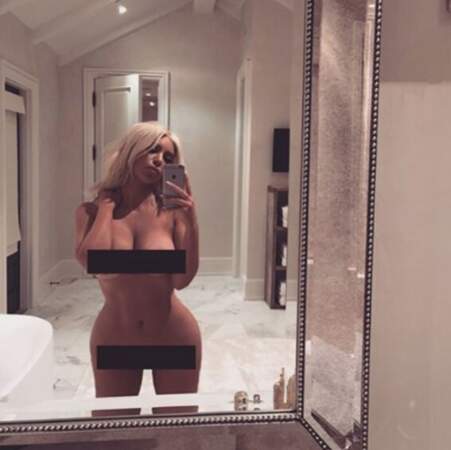 Et si on passait aux clichés sexy ? Kim Kardashian a encore cassé les Internets avec ce selfie nu...