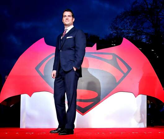 Henry Cavill pose fièrement à Londres devant le logo du film ! #Superman