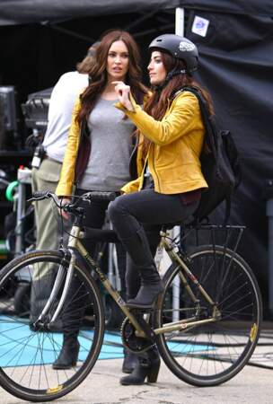 "Une balade à vélo ? Ah non trop dangereux ! Doublure s'il-vous-plait !" Prise zéro risque pour Megan Fox