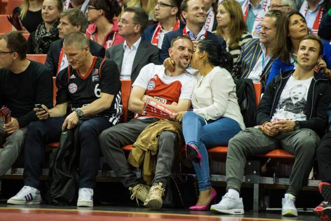 Sinon, quand Franck Ribéry va regarder un match de basket, il en profite pour faire des bisous à sa femme.   