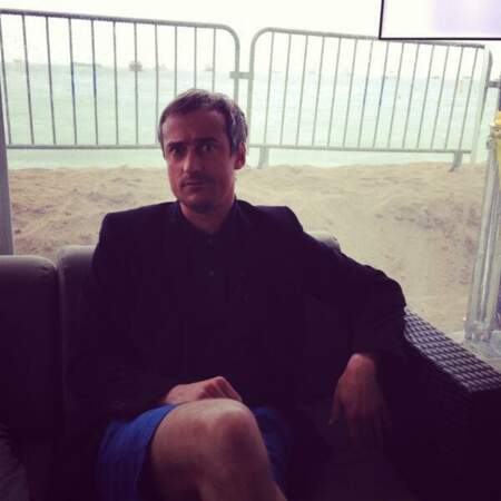 Sébastien Thoen : short en bas, mais manches longues en haut (il fait un temps pourri à Cannes, na !)