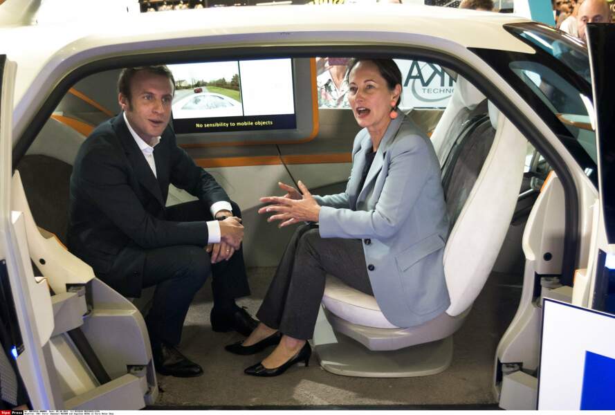 Au Mondial de l'automobile, en octobre 2014, Emmanuel Macron et Ségolene Royal défendent la voiture électrique.