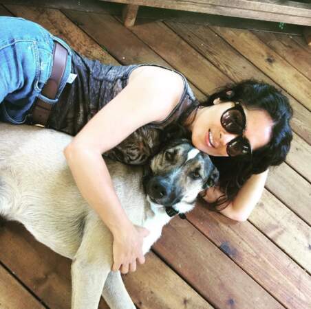 Salma Hayek a dépoussiéré le sol avec son chien. 